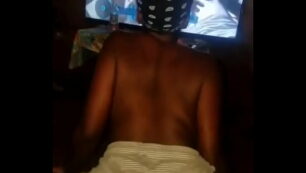 Belle-mère africaine baise son beau-fils en regardant la télévision