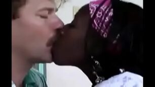 jeune gars noir d'âge légal africain foré par un gars blanc - Black Fucking Tube