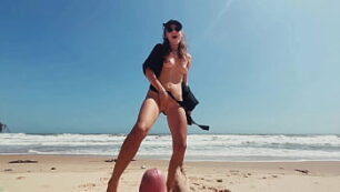 Blonde jouit du sextoy sur une plage paradisiaque