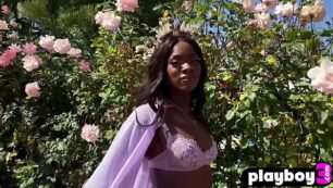 Milf à la piscine et 2 blacks
